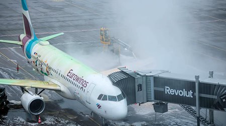 Aufgrund der Witterungen dauert das Enteisen der Maschinen derzeit noch deutlich länger als sonst. / Foto: Carsten Koall/dpa