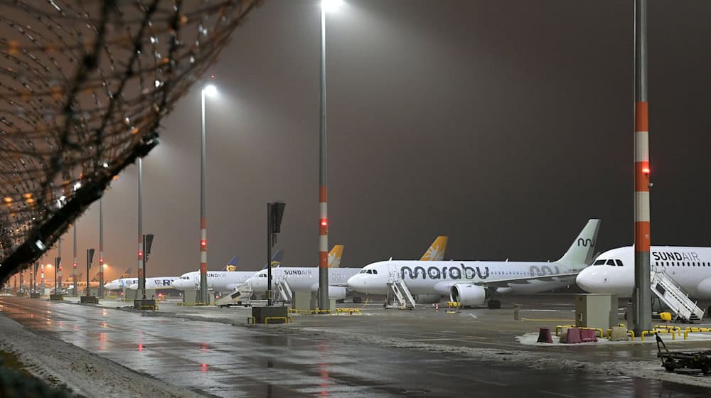 Am Flughafen BER ist weiterhin mit Verspätungen und Ausfällen zu rechnen. (Archivbild) / Foto: Michael Bahlo/dpa