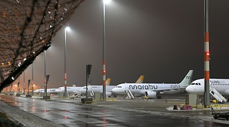 Am Flughafen BER ist weiterhin mit Verspätungen und Ausfällen zu rechnen. (Archivbild) / Foto: Michael Bahlo/dpa