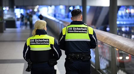 Die Bahn will an 25 ausgewählten Bahnhöfen mehr Sicherheitspersonal einsetzen, dazu gehört auch der Berliner Hauptbahnhof. (Archivbild) / Foto: Bernd von Jutrczenka/dpa