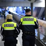 Die Bahn will an 25 ausgewählten Bahnhöfen mehr Sicherheitspersonal einsetzen, dazu gehört auch der Berliner Hauptbahnhof. (Archivbild) / Foto: Bernd von Jutrczenka/dpa