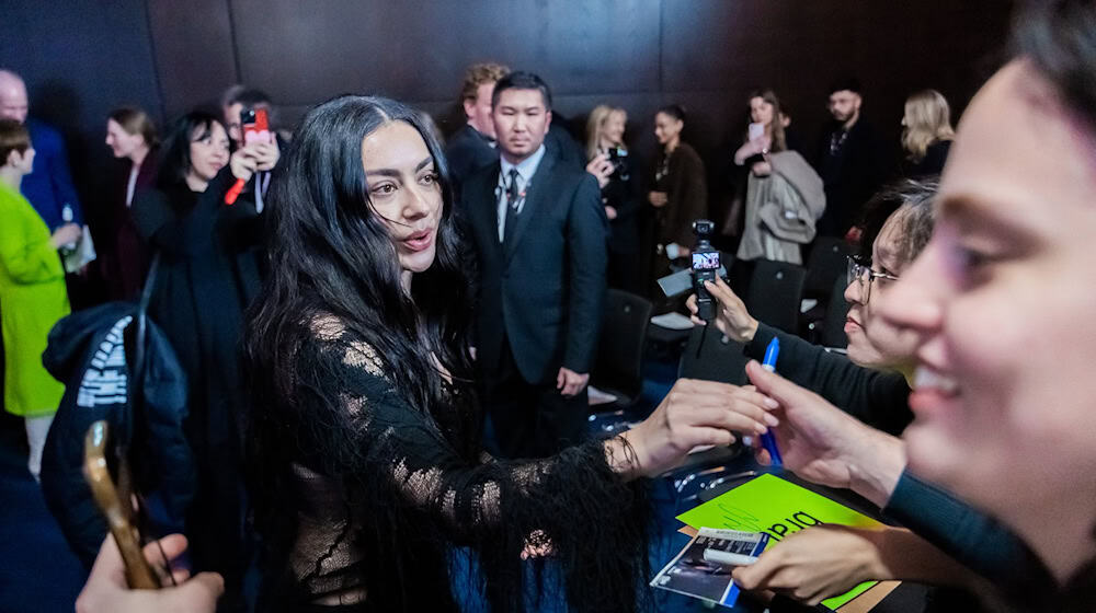 Hat mit «brat» den Zeitgeist geprägt: Charli xcx. / Foto: Christoph Soeder/dpa