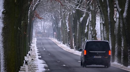 Am Dienstag sind noch mehrere Zentimeter Neuschnee möglich. (Symbolbild) / Foto: Patrick Pleul/dpa