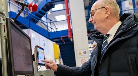 Brandenburgs Ministerpräsident Dietmar Woidke sieht die Ankurbelung der Wirtschaft bei den Koalitionsverhandlungen von SPD und CDU als zentrales Thema (Archivbild). / Foto: Carsten Koall/dpa