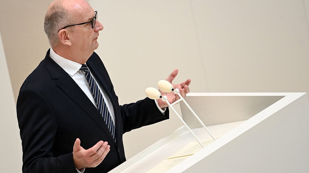 Brandenburgs Ministerpräsident Dietmar Woidke (SPD) hält die Lage der Bevölkerung in der Ukraine für zunehmend schwierig (Archivbild). / Foto: Jens Kalaene/dpa-Zentralbild/dpa