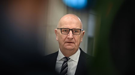 Dietmar Woidke betont die Bedeutung von Schulen als Orte des friedlichen Miteinanders. (Archivbild) / Foto: Britta Pedersen/dpa