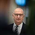 Dietmar Woidke betont die Bedeutung von Schulen als Orte des friedlichen Miteinanders. (Archivbild) / Foto: Britta Pedersen/dpa