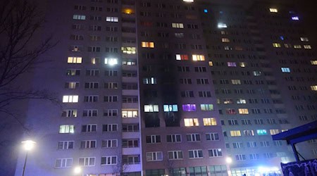 Bei dem Hochhausbrand im Berliner Osten ist ein Kind ums Leben gekommen. / Foto: Annette Riedl/dpa