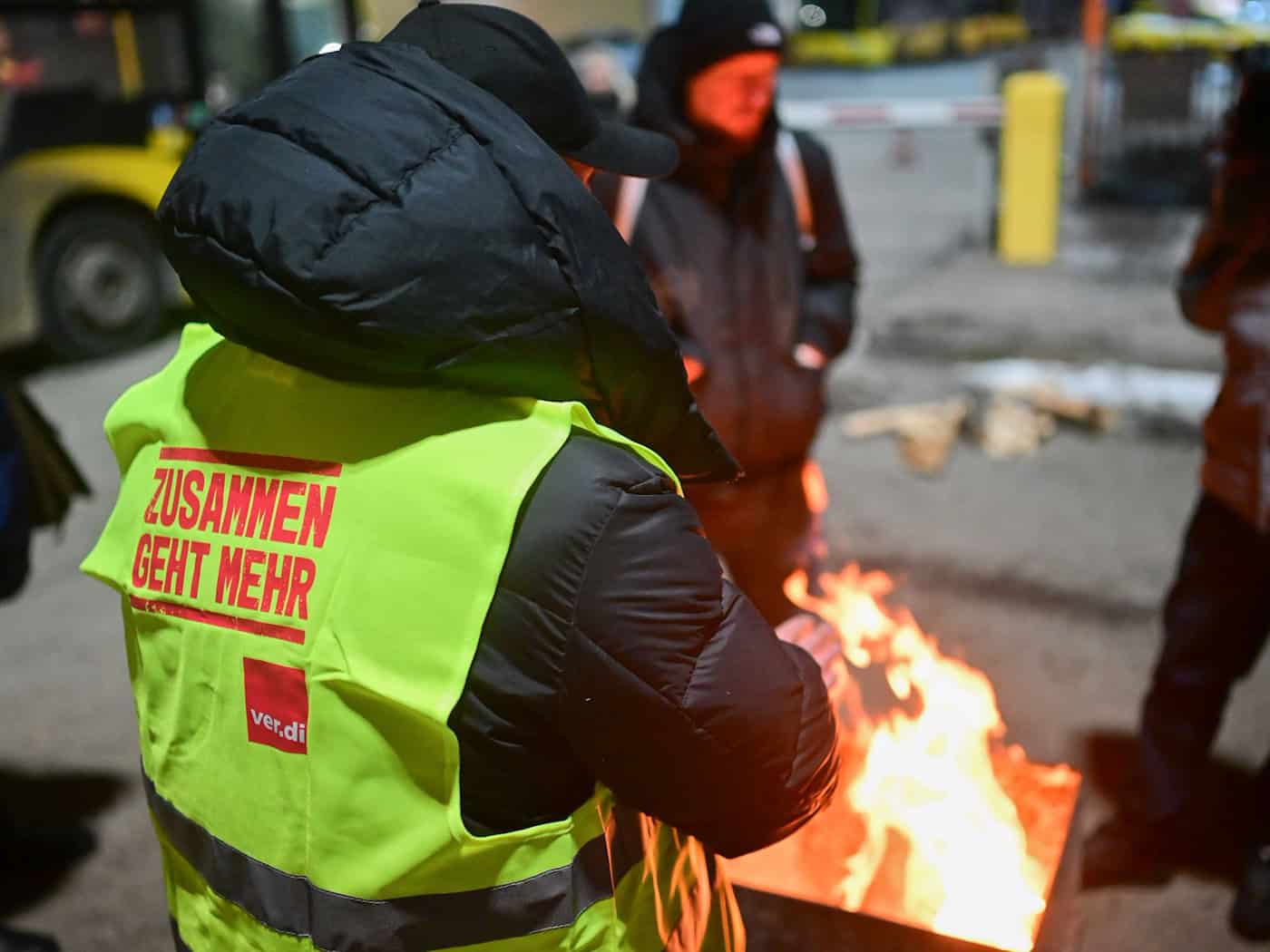 Die Gewerkschaft Verdi hat zum zweiten Warnstreik im Berliner Nahverkehr im Tarifstreit mit den Berliner Verkehrsbetrieben aufgerufen. (Archivbild) / Foto: Sebastian Gollnow/dpa