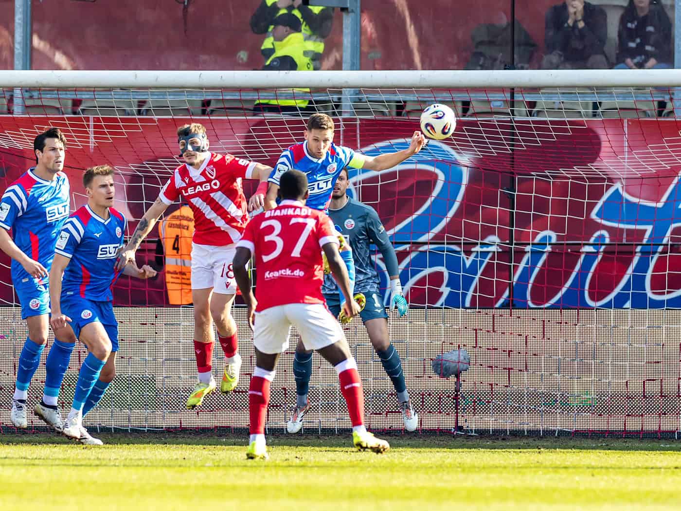 Stark umkämpft war das Topspiel der dritten Liga. / Foto: Frank Hammerschmidt/dpa