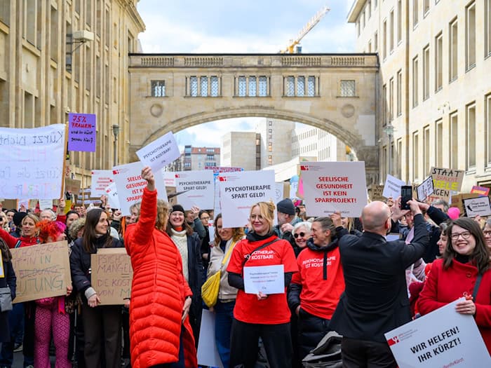 Die Kundgebung fand am Gesundheitsministerium statt. / Foto: Soeren Stache/dpa