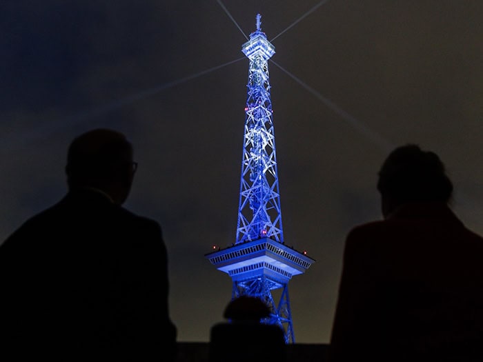 Am Funkturm war eine Lichtinszenierung zu sehen.  / Foto: Carsten Koall/dpa