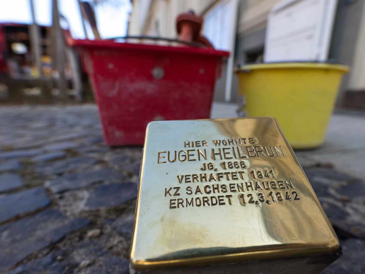 Der 100. Stolperstein in Cottbus erinnert an das Schicksal des Ingenieurs Eugen Heilbrun, der in der Stadt lebte und 1942 im Konzentrationslager Sachsenhausen ermordet wurde.  / Foto: Frank Hammerschmidt/dpa