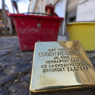 Der 100. Stolperstein in Cottbus erinnert an das Schicksal des Ingenieurs Eugen Heilbrun, der in der Stadt lebte und 1942 im Konzentrationslager Sachsenhausen ermordet wurde.  / Foto: Frank Hammerschmidt/dpa