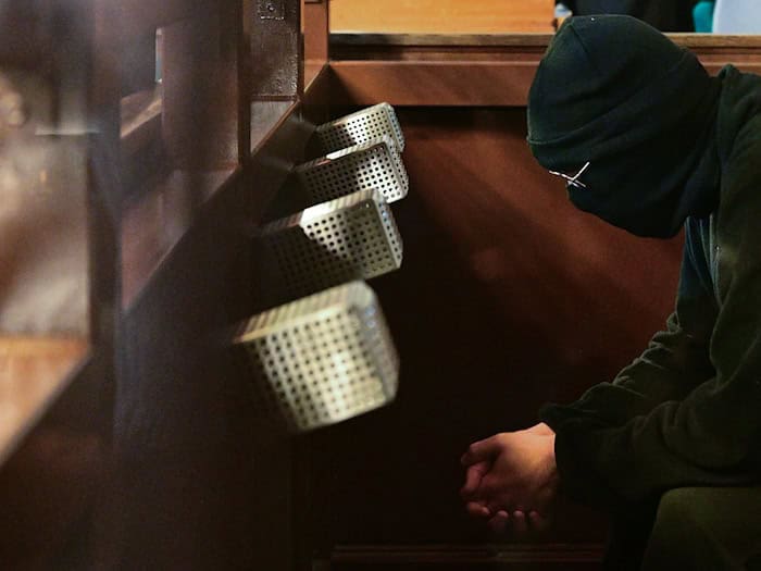 Der Angeklagte sitzt zu Prozessbeginn im Saal des Kriminalgerichts Moabit. (Archivbild)  / Foto: Sebastian Gollnow/dpa