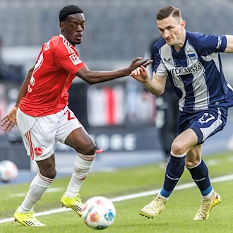 Nürnbergs Rabby Nzingoula im Zweikampf mit Herthas Niklas Kolbe. / Foto: Andreas Gora/dpa