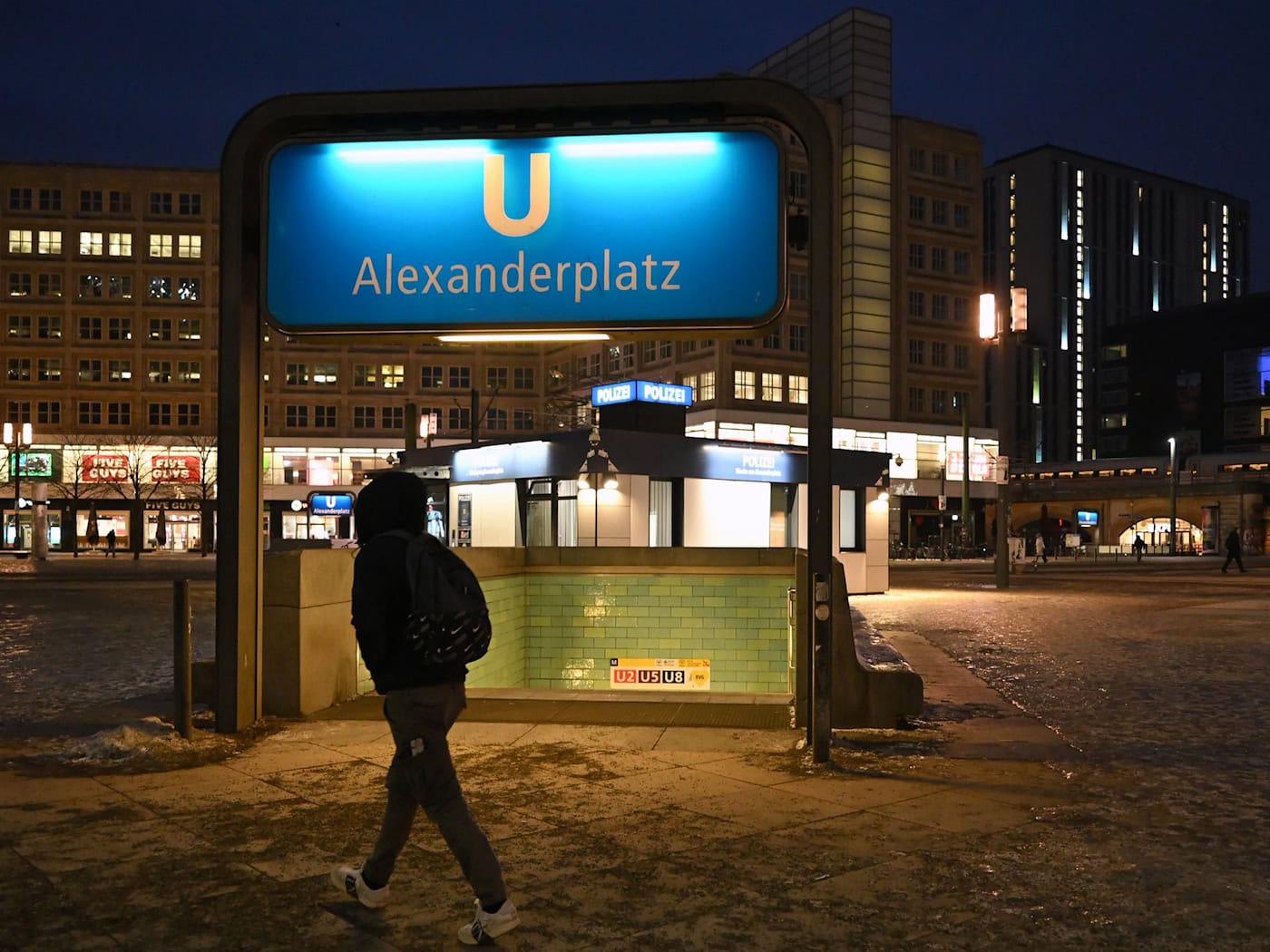 Ein Unbekannter hat einen jungen Mann bei einer Auseinandersetzung am Alexanderplatz mit einer Stichwaffe verletzt. (Archivbild) / Foto: Lilli Förter/dpa