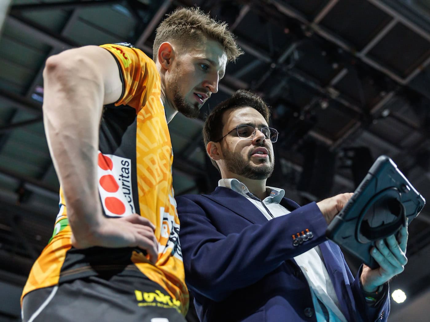 BR Volleys-Trainer Alexandre Leal (r) und Florian Krage-Brewitz holten einen Pflichtsieg. (Archivbild) / Foto: Andreas Gora/dpa