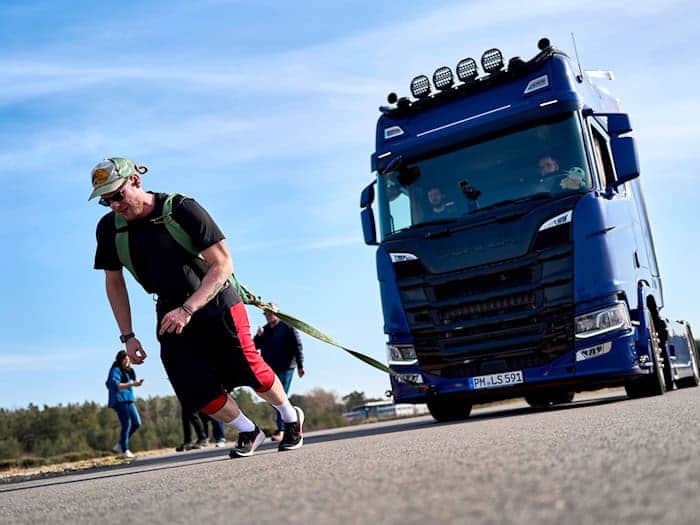 Strongman-Athlet Felix Zappe zog einen 8-Tonnen-Lkw. / Foto: Michael Ukas/dpa
