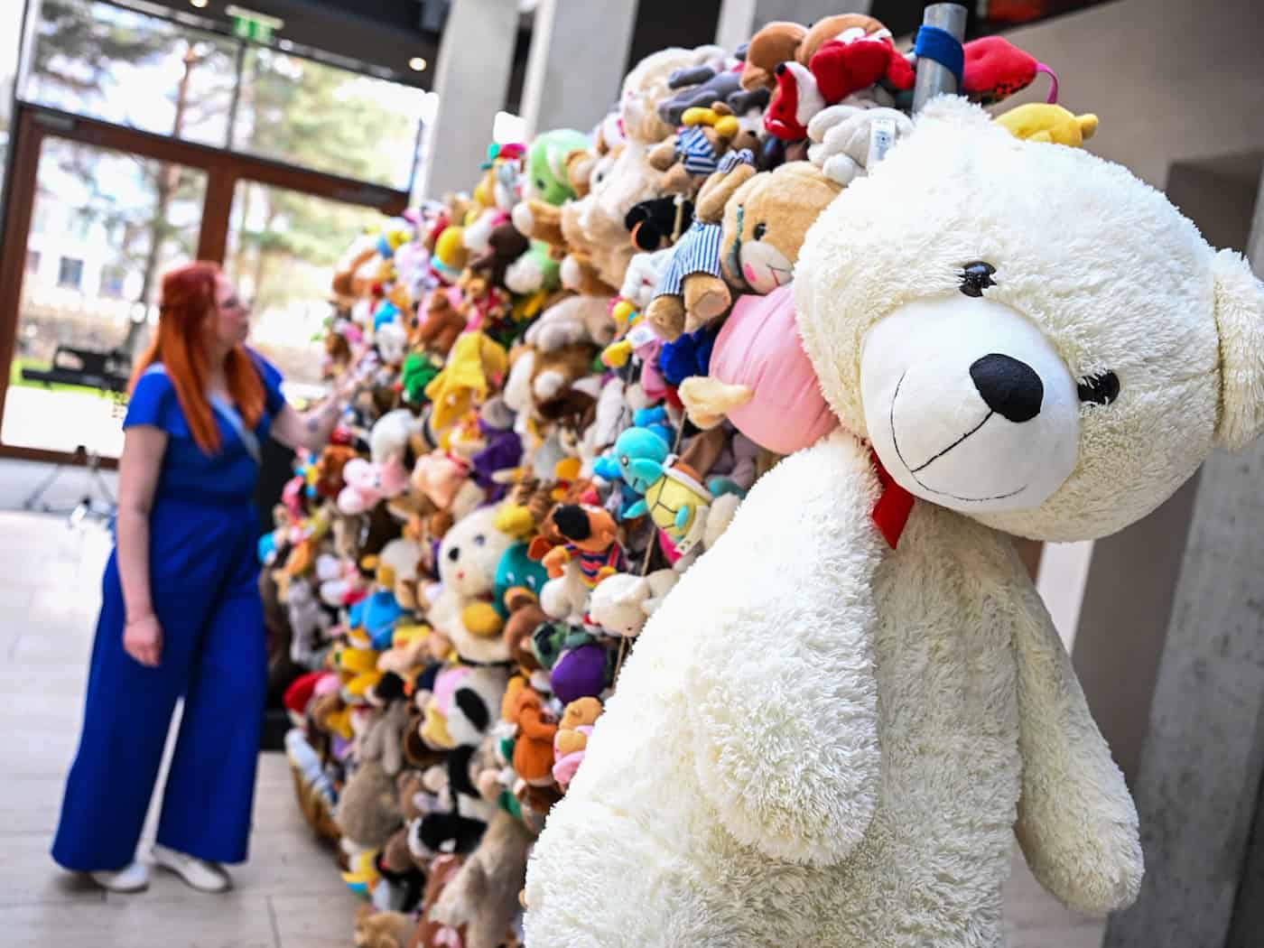 In der Vertretung des Landes Brandenburg in der Bundeshauptstadt hat der Cottbuser Künstler Martin Schüler eine Kuscheltier-Installation aufgebaut.  / Foto: Britta Pedersen/dpa