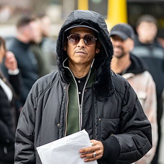 Bei einer Demonstration von Verschwörungsanhängern in Berlin tritt der Sänger Xavier Naidoo auf. / Foto: Fabian Sommer/dpa