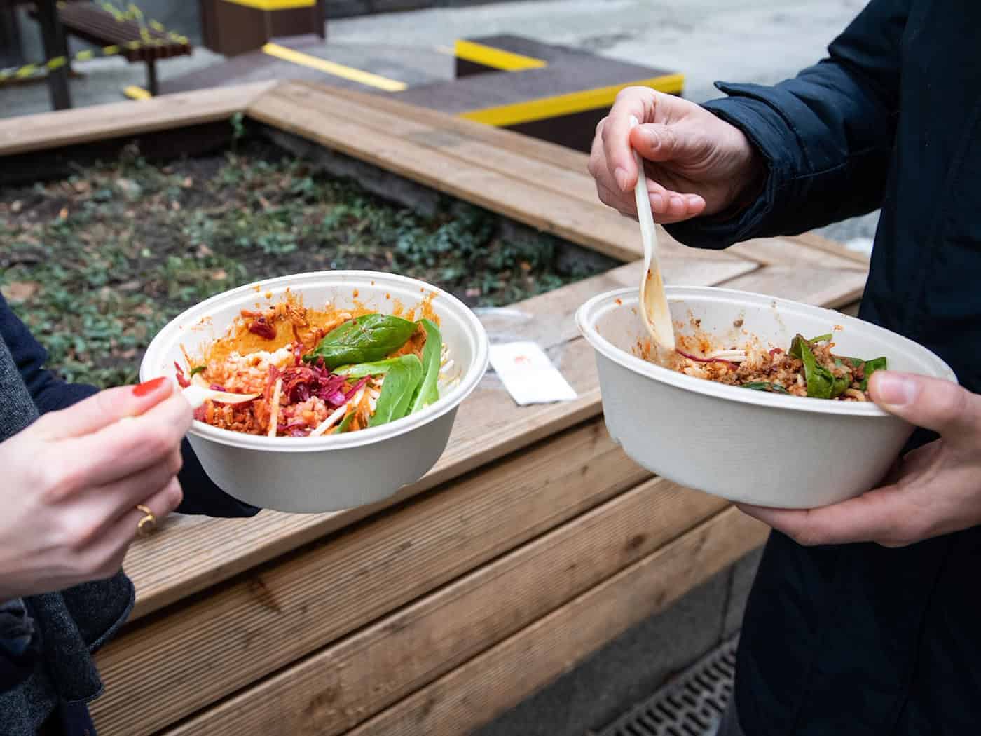 Auf Einwegverpackungen und Wegwerfgeschirr müssen Imbissbuden-Betreiber und Restaurants in Potsdam ab Juli Verpackungssteuer zahlen. (Symbolbild) / Foto: Bernd von Jutrczenka/dpa