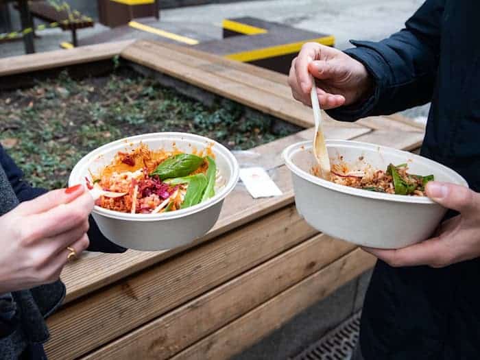 Auf Einwegverpackungen und Wegwerfgeschirr müssen Imbissbuden-Betreiber und Restaurants in Potsdam ab Juli Verpackungssteuer zahlen. (Symbolbild) / Foto: Bernd von Jutrczenka/dpa