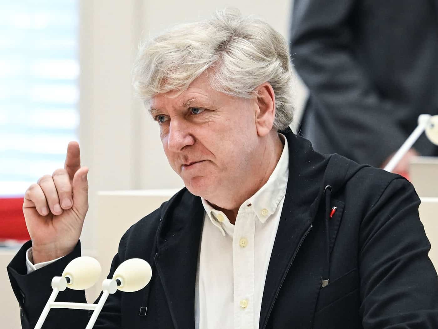 Der Ex-BSW-Politiker will an das Fraktionsgesetz. / Foto: Britta Pedersen/dpa