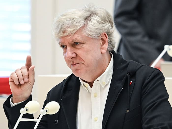 Der Ex-BSW-Politiker will an das Fraktionsgesetz. / Foto: Britta Pedersen/dpa