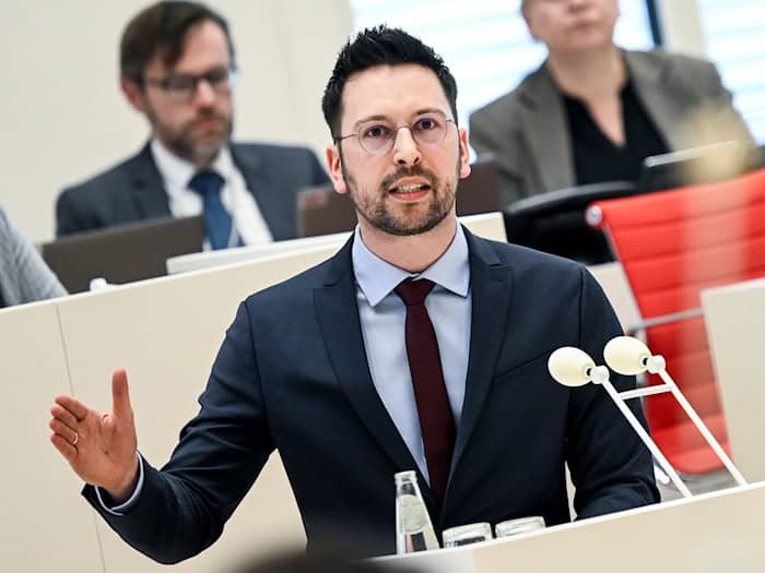 Der Parlamentarische Geschäftsführer der AfD-Landtagsfraktion in Brandenburg, Dennis Hohloch, äußert sich zu den rassistischen Parolen auf einer Teenager-Party (Archivbild).  / Foto: Britta Pedersen/dpa