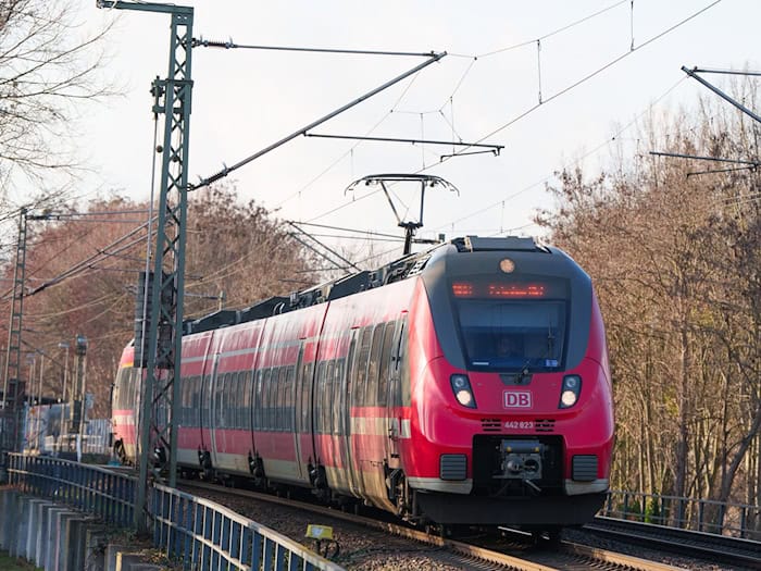 Die Zahl der Angriffe auf Zugpersonal in Berlin und Brandenburg ist gesunken (Archivbild). / Foto: Soeren Stache/dpa