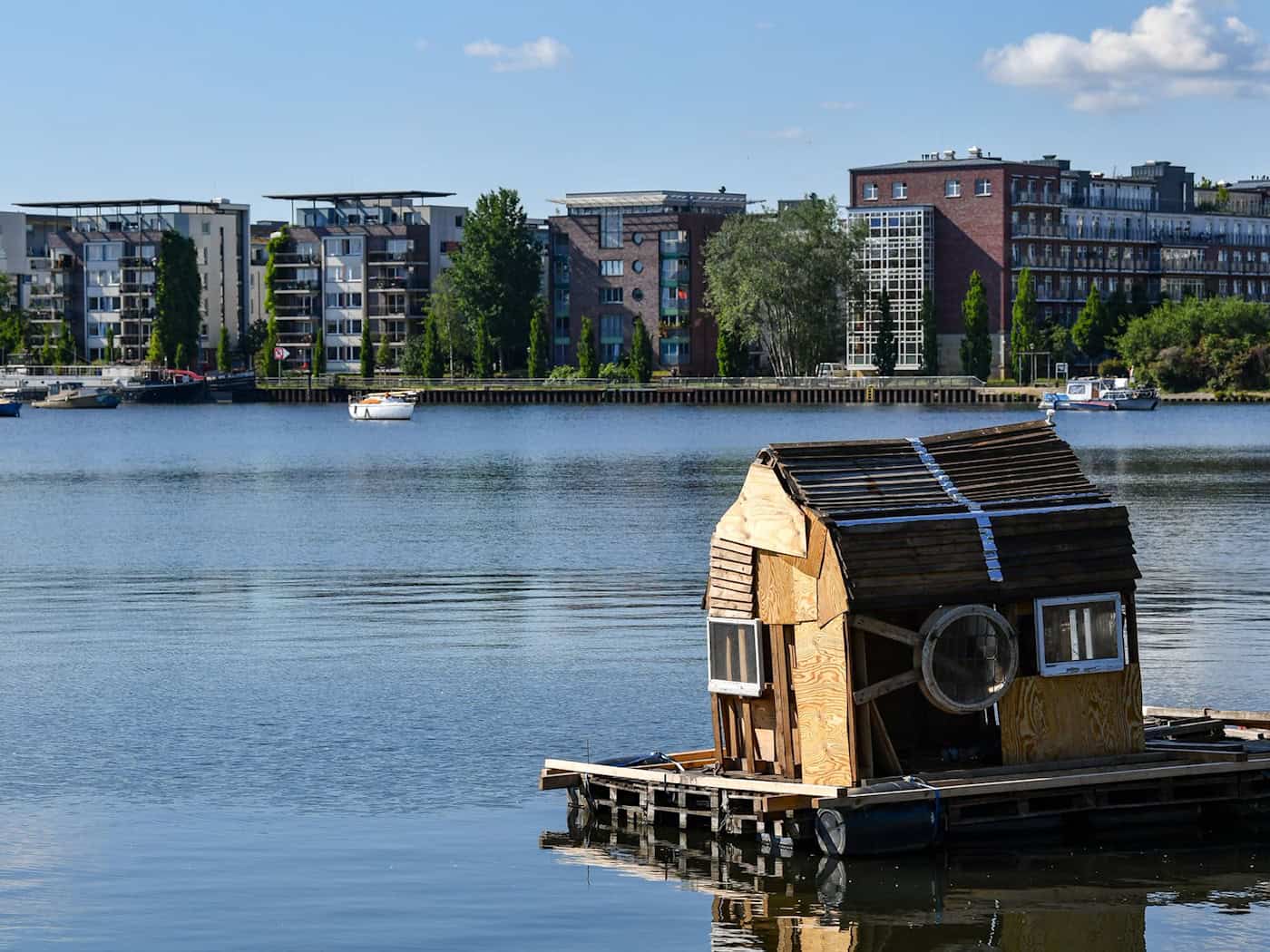 Ein Floß mit einem zusammengezimmerten Holzhaus schwimmt auf dem Rummelsburger See. (Archivbild)  / Foto: Jens Kalaene/dpa-Zentralbild/ZB