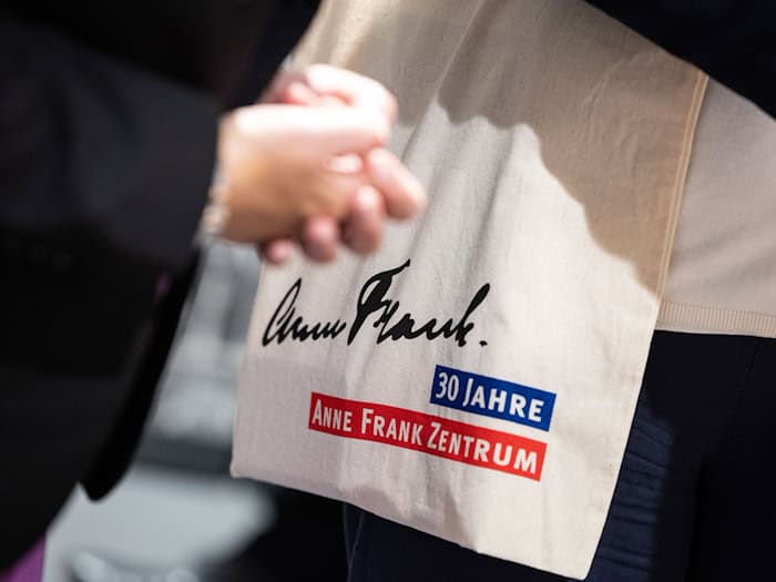 Auch das Anne Frank Zentrum sieht sich von Einschnitten im Bundesprogramm "Demokratie leben!" betroffen. (Archivbild) / Foto: Hannes P. Albert/dpa