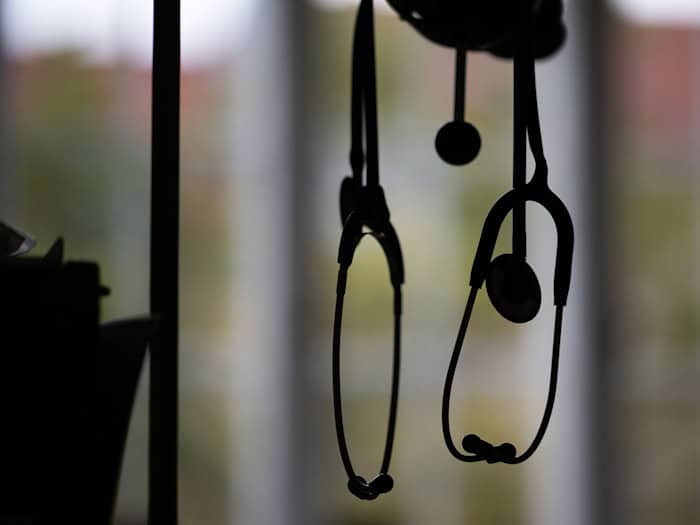 Bundesweit steht Berlin sehr gut da, aber auch in der Hauptstadt kann es für einen Termin beim Facharzt mal länger dauern. (Symbolbild). / Foto: Sebastian Christoph Gollnow/dpa