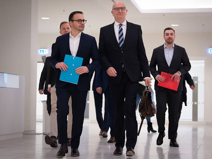 Die SPD von Ministerpräsident Dietmar Woidke und die CDU von Landeschef Jan Redmann stehen in Brandenburg vor einer Koalition - die Parteigremien müssen noch entscheiden (Archivbild). / Foto: Soeren Stache/dpa