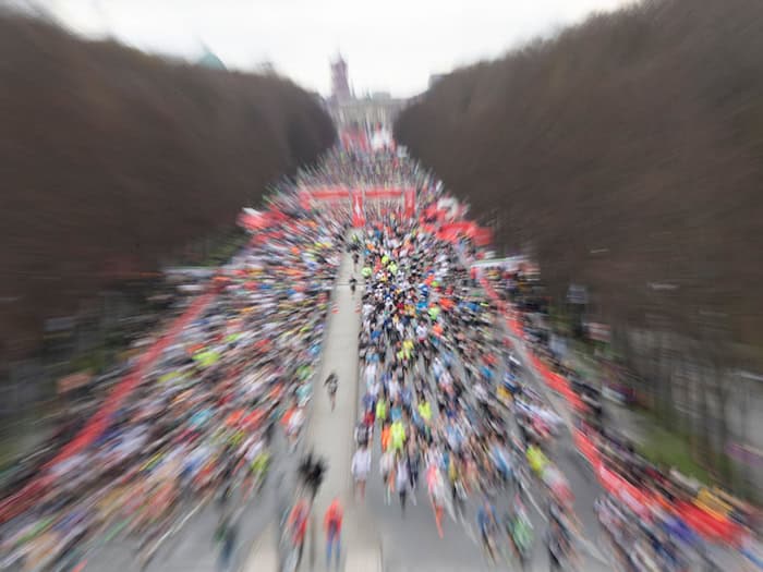 Bis tausende Menschen am Sonntag auf der Strecke des Berliner Halbmarathons starten können, müssen einige Straßen der Hauptstadt gesperrt werden. (Archivbild) / Foto: Paul Zinken/dpa
