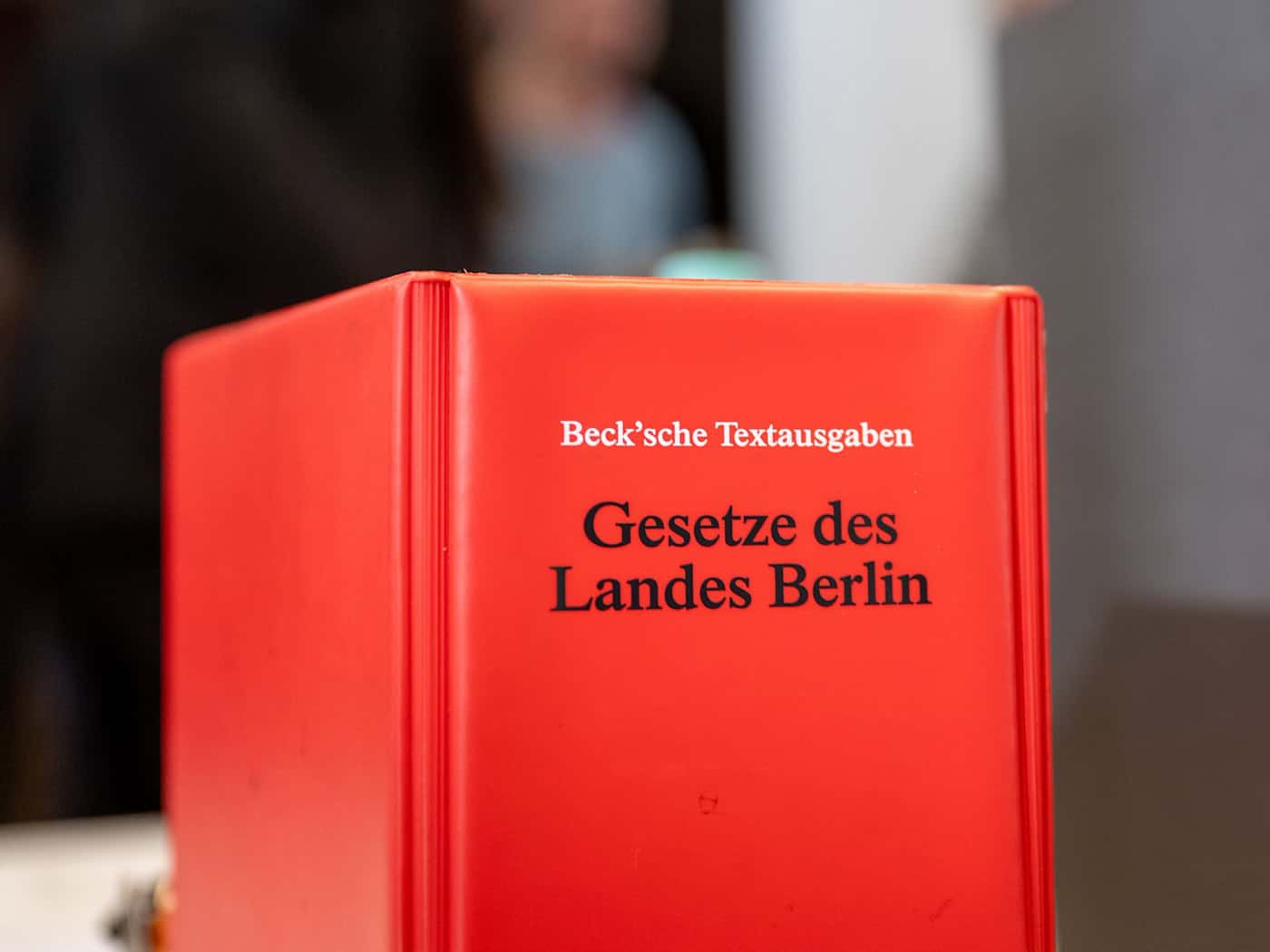 Der Untersuchungsausschuss zur Vergabe von Fördermitteln für Projekte gegen Antisemitismus setzt die Vernehmung von Zeugen fort. (Symbolfoto) / Foto: Christophe Gateau/dpa