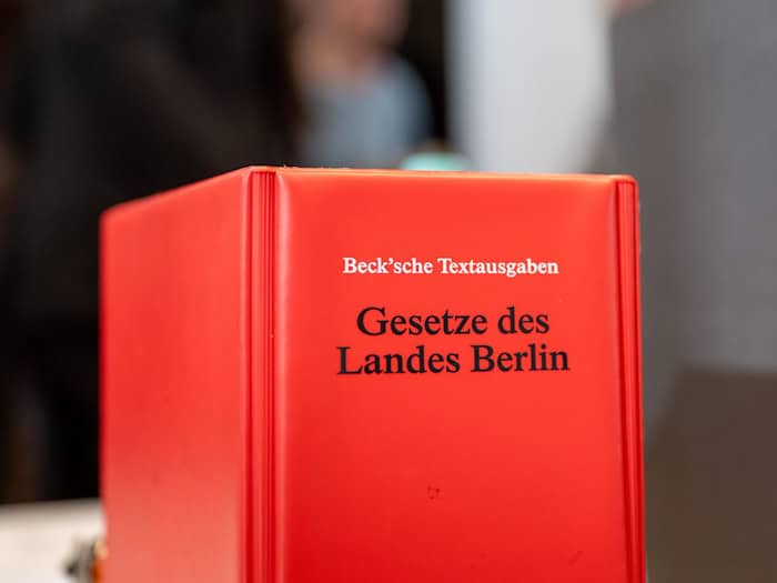 Der Untersuchungsausschuss zur Vergabe von Fördermitteln für Projekte gegen Antisemitismus setzt die Vernehmung von Zeugen fort. (Symbolfoto) / Foto: Christophe Gateau/dpa