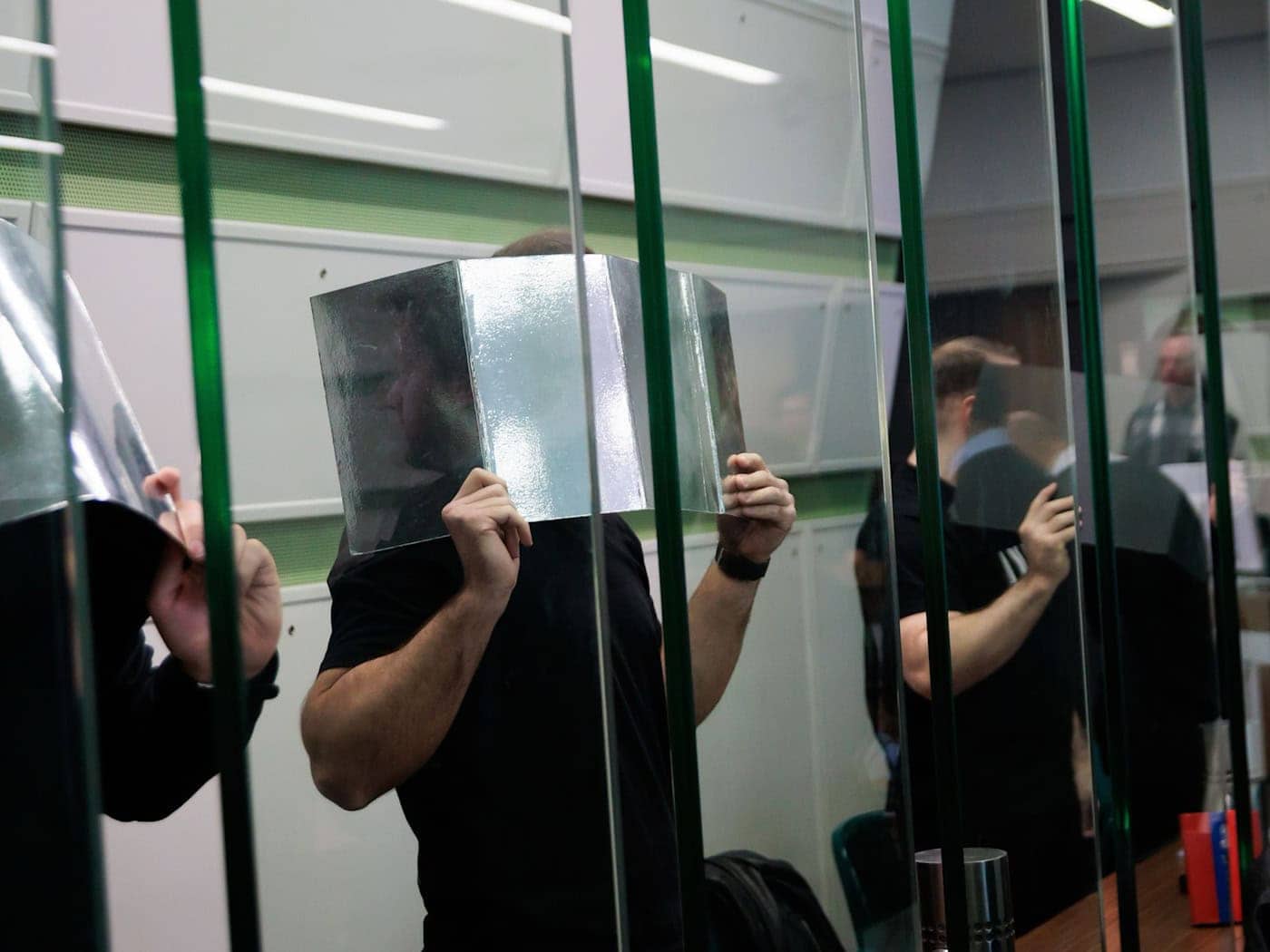 Vier Angeklagte, darunter drei Männer einer bekannten arabischen Großfamilie, stehen nach Brandanschlagen auf Autos im Umfeld von Berliner Gefängnissen vor Gericht. (Foto aktuell) / Foto: Carsten Koall/dpa