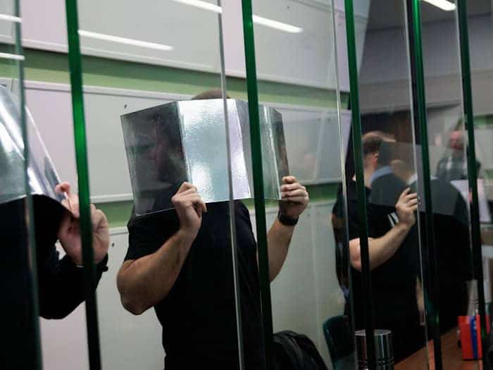 Vier Angeklagte, darunter drei Männer einer bekannten arabischen Großfamilie, stehen nach Brandanschlagen auf Autos im Umfeld von Berliner Gefängnissen vor Gericht. (Foto aktuell) / Foto: Carsten Koall/dpa