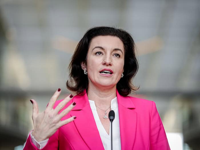 «Gleichstellung in Wissenschaft und Forschung ist auch im Jahr 2026 kein Selbstläufer, sondern bedeutet harte Arbeit», sagte die Bundesministerin. (Archivbild)  / Foto: Kay Nietfeld/dpa