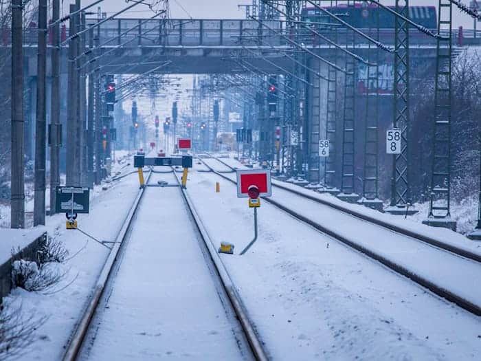 Wochenlanger Frost führte im Januar und Februar zu Verzögerungen bei der Sanierung der Bahnstrecke Hamburg-Berlin. (Archivbild) / Foto: Jens Büttner/dpa