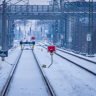 Wochenlanger Frost führte im Januar und Februar zu Verzögerungen bei der Sanierung der Bahnstrecke Hamburg-Berlin. (Archivbild) / Foto: Jens Büttner/dpa