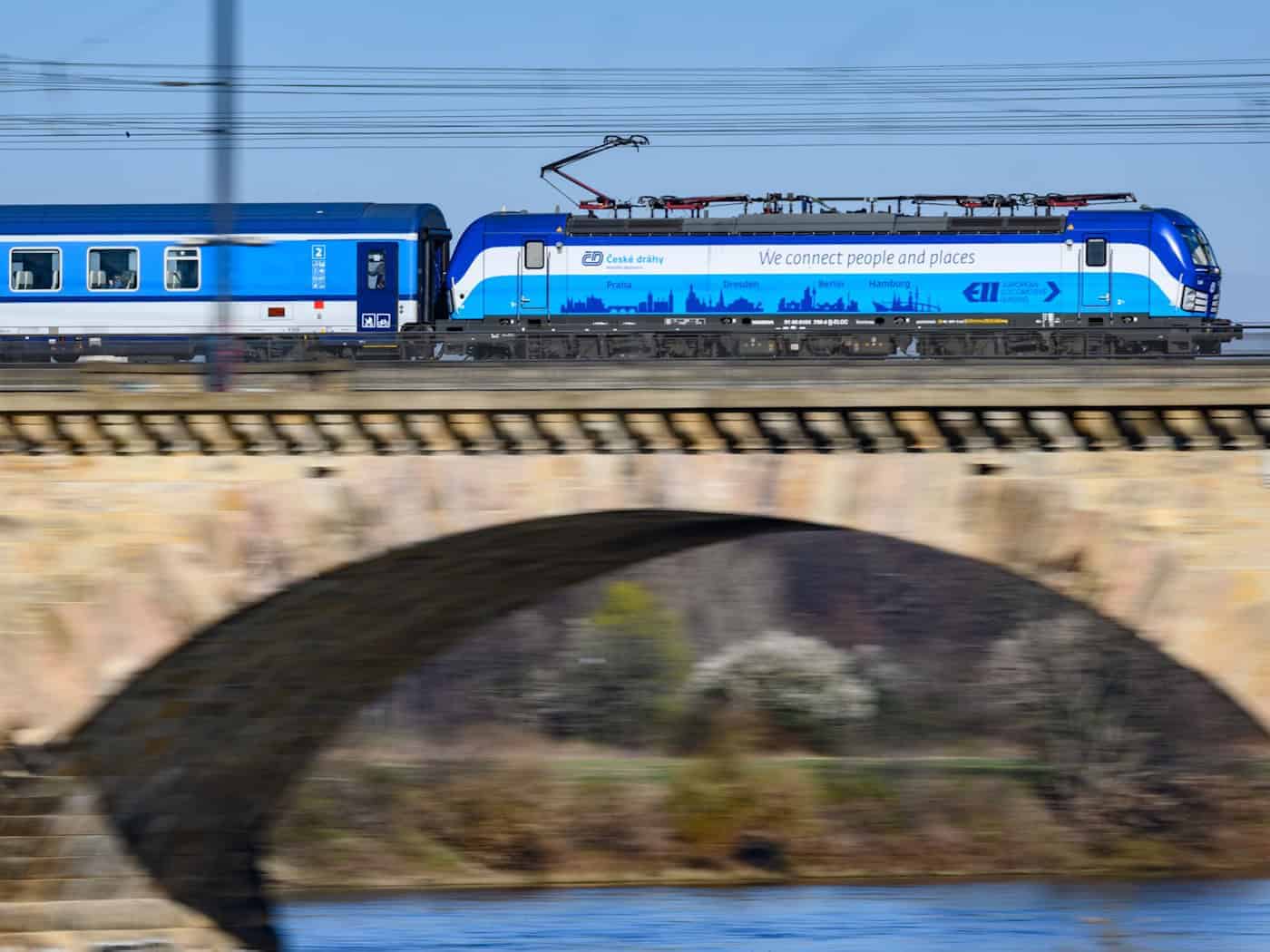Auf der Zugstrecke zwischen Dresden und Prag kommt es erneut zu Einschränkungen wegen Bauarbeiten. (Archivbild) / Foto: Robert Michael/dpa