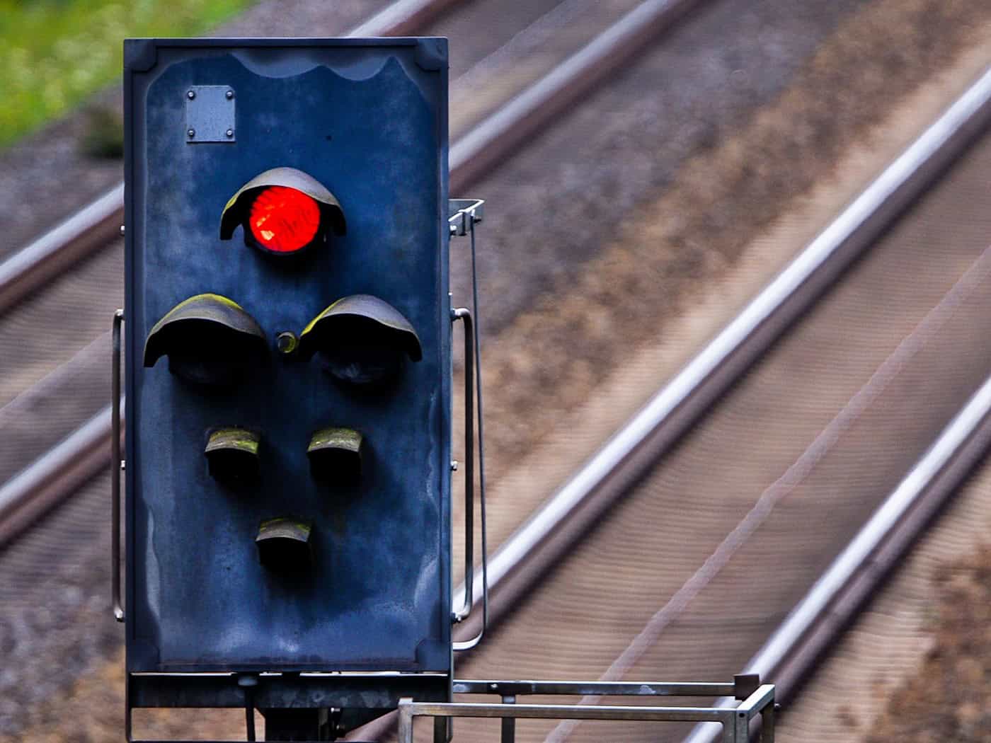 Ein Signal steht auf Rot. Zwischen Berlin und Oranienburg steht der Schienenverkehr komplett still. (Symbolbild) / Foto: Jens Büttner/dpa