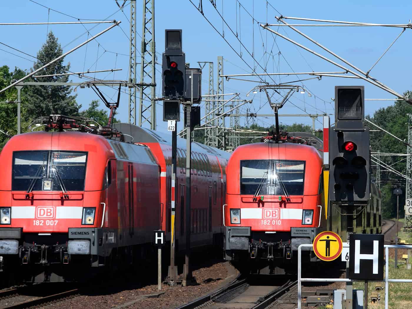 Die Strecke wurden wegen eines Böschungsbrands gesperrt. / Foto: Soeren Stache/dpa