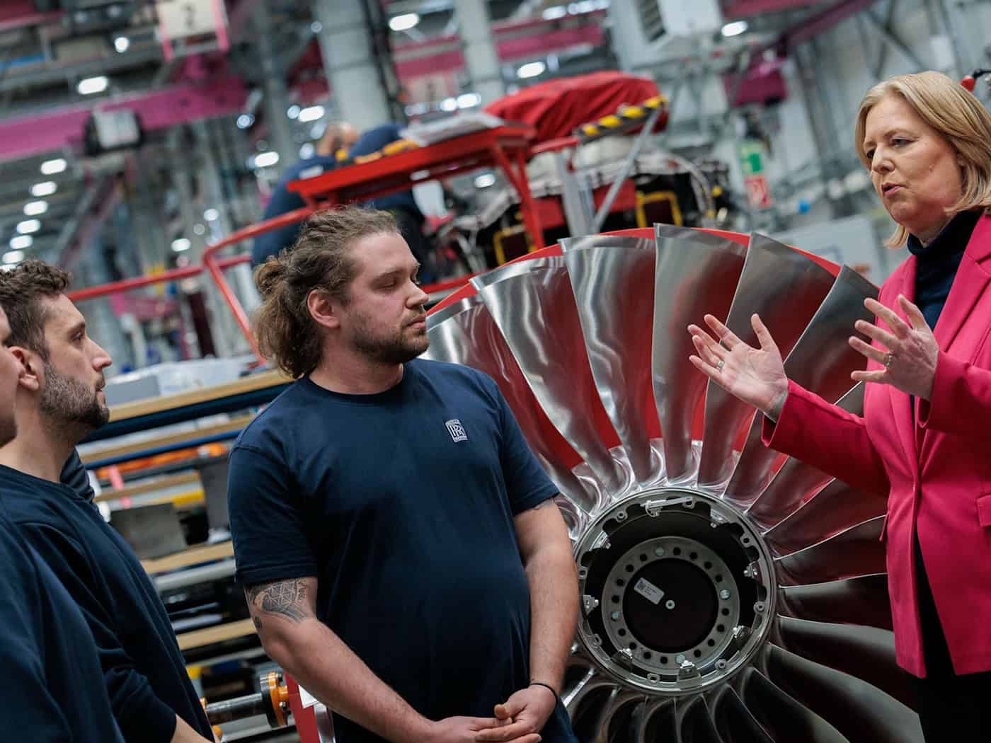 Bundesarbeitsministerin Bärbel Bas (SPD) im Gespräch mit Rolls-Royce-Beschäftigten. / Foto: Carsten Koall/dpa