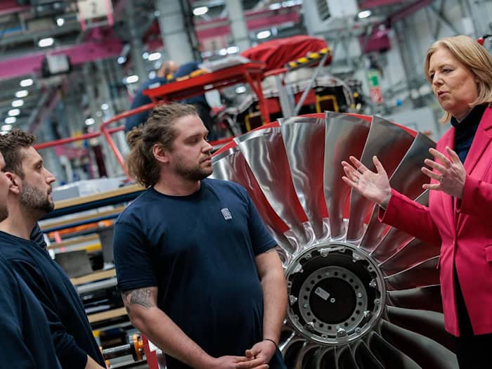 Bundesarbeitsministerin Bärbel Bas (SPD) im Gespräch mit Rolls-Royce-Beschäftigten. / Foto: Carsten Koall/dpa