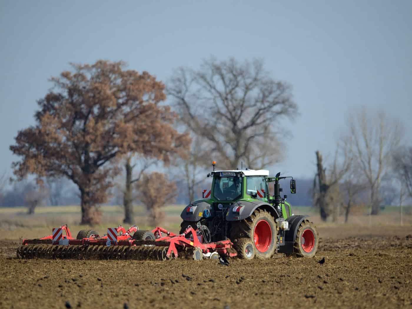 Für die Landwirte beginnt die Frühjahrsarbeit auf den Feldern. (Symbolbild)  / Foto: Soeren Stache/dpa-Zentralbild/ZB