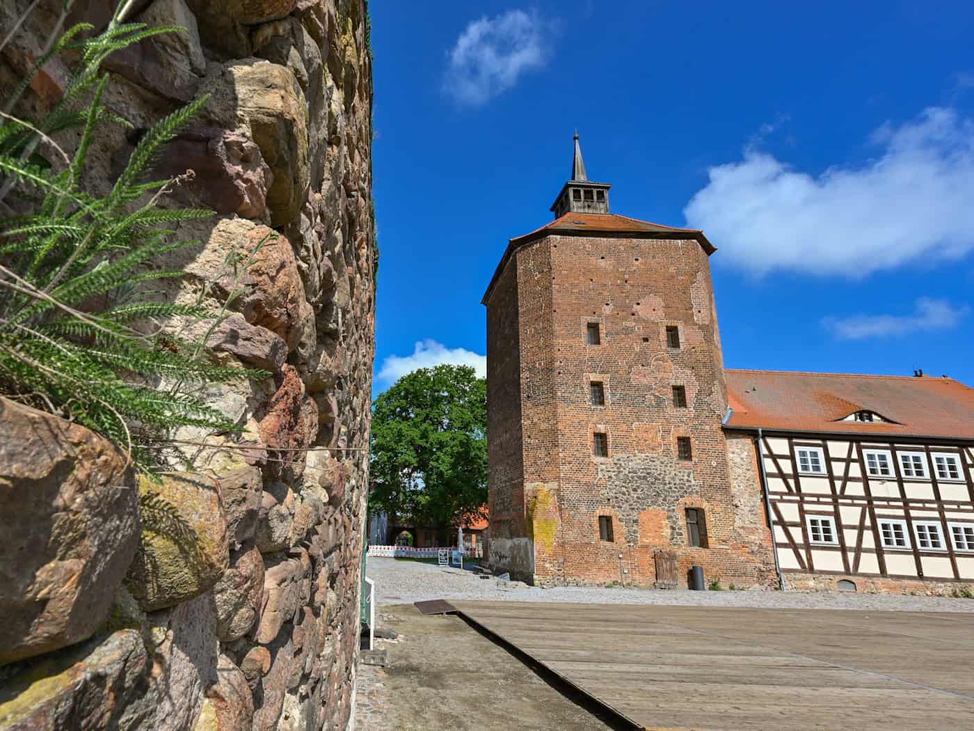 Die brandenburgische Stadt Beeskow südöstlich von Berlin ist bei Autoren bekannt - nicht nur wegen des jährlich ausgeschriebenen Amtes des Burgschreibers. (Archivbild) / Foto: Patrick Pleul/dpa